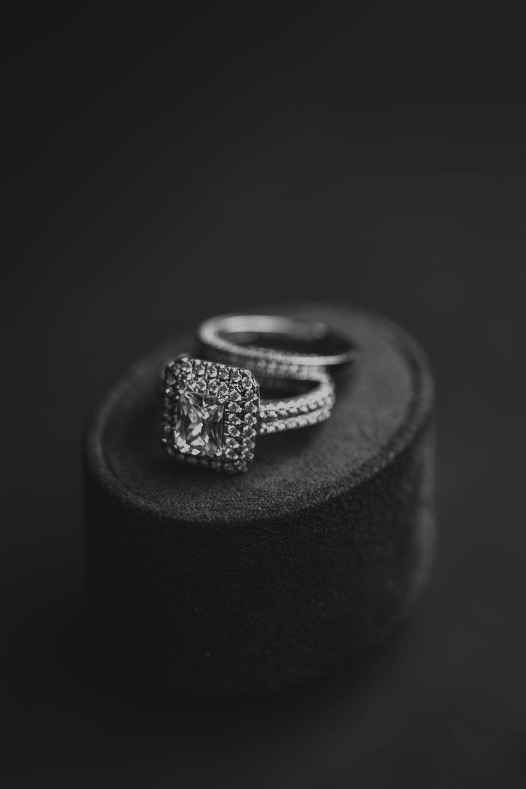 Can diamond rings get scratched?