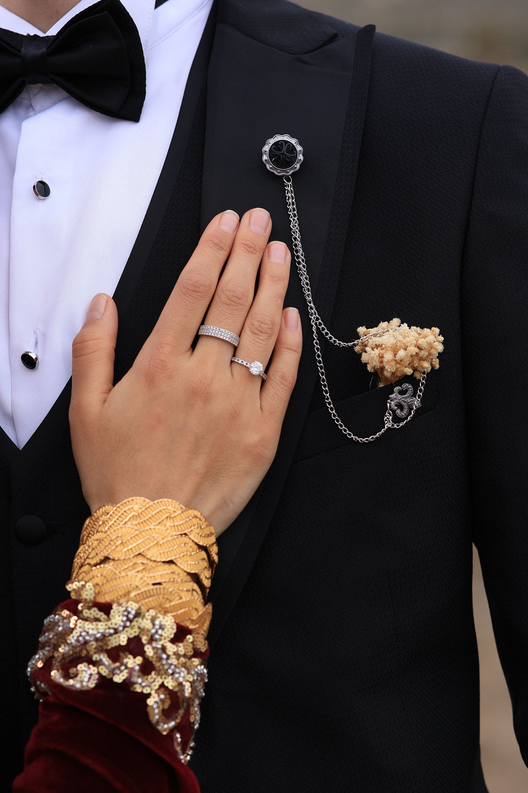 What causes the bow-tie effect in oval diamonds?